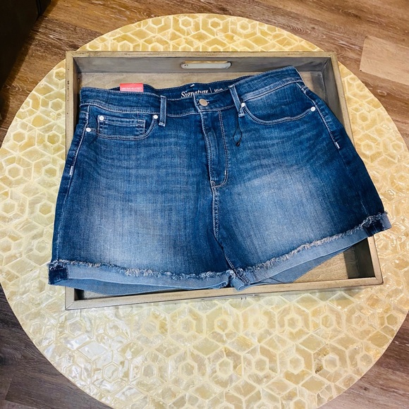 Size 12 Levi’s NWT High rise Dark Wash Jean Shorts - Picture 2 of 5